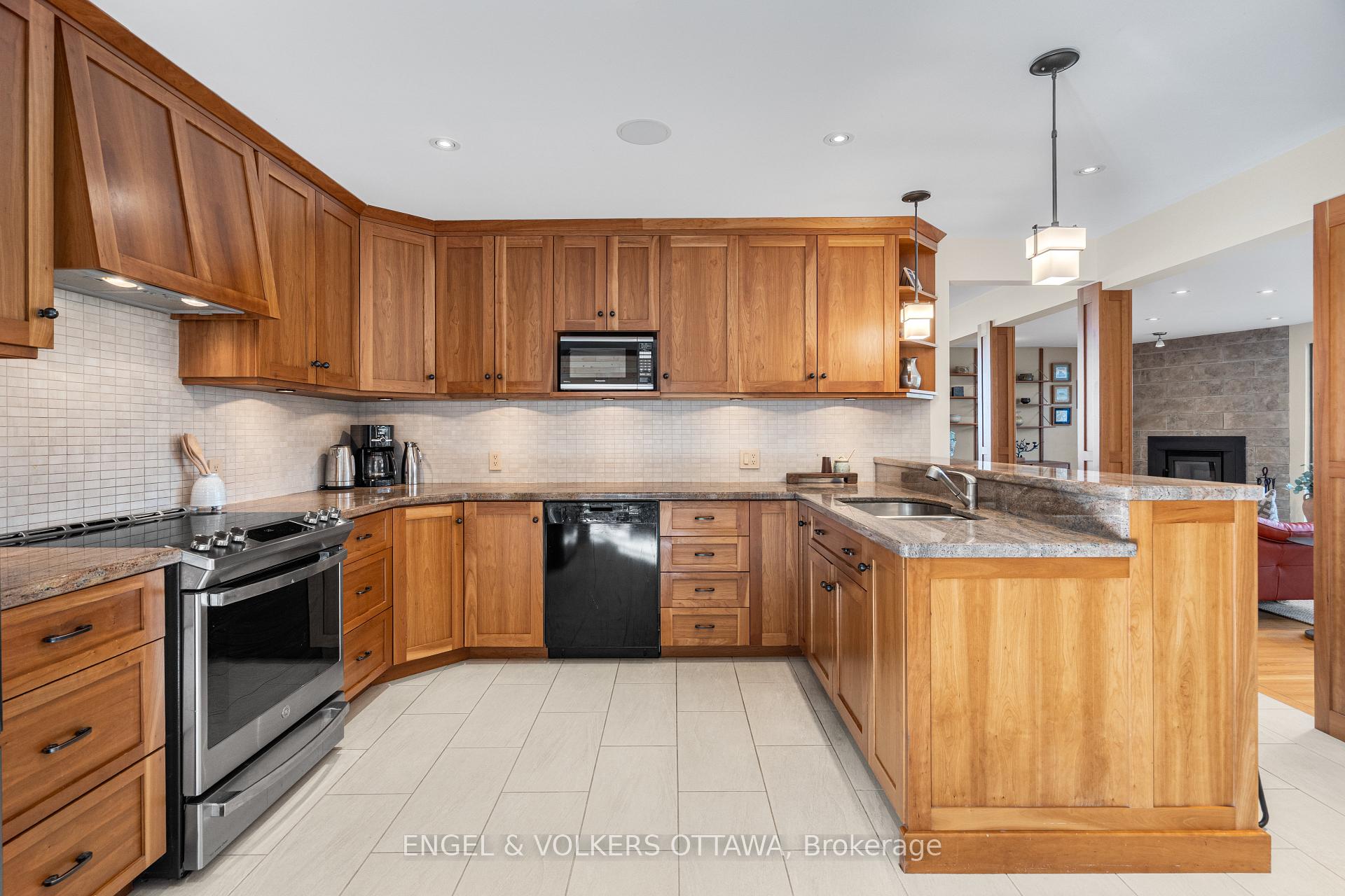 Photo 15 of 1930 Rideau Garden Drive, Ottawa, Ottawa East — HOMEH