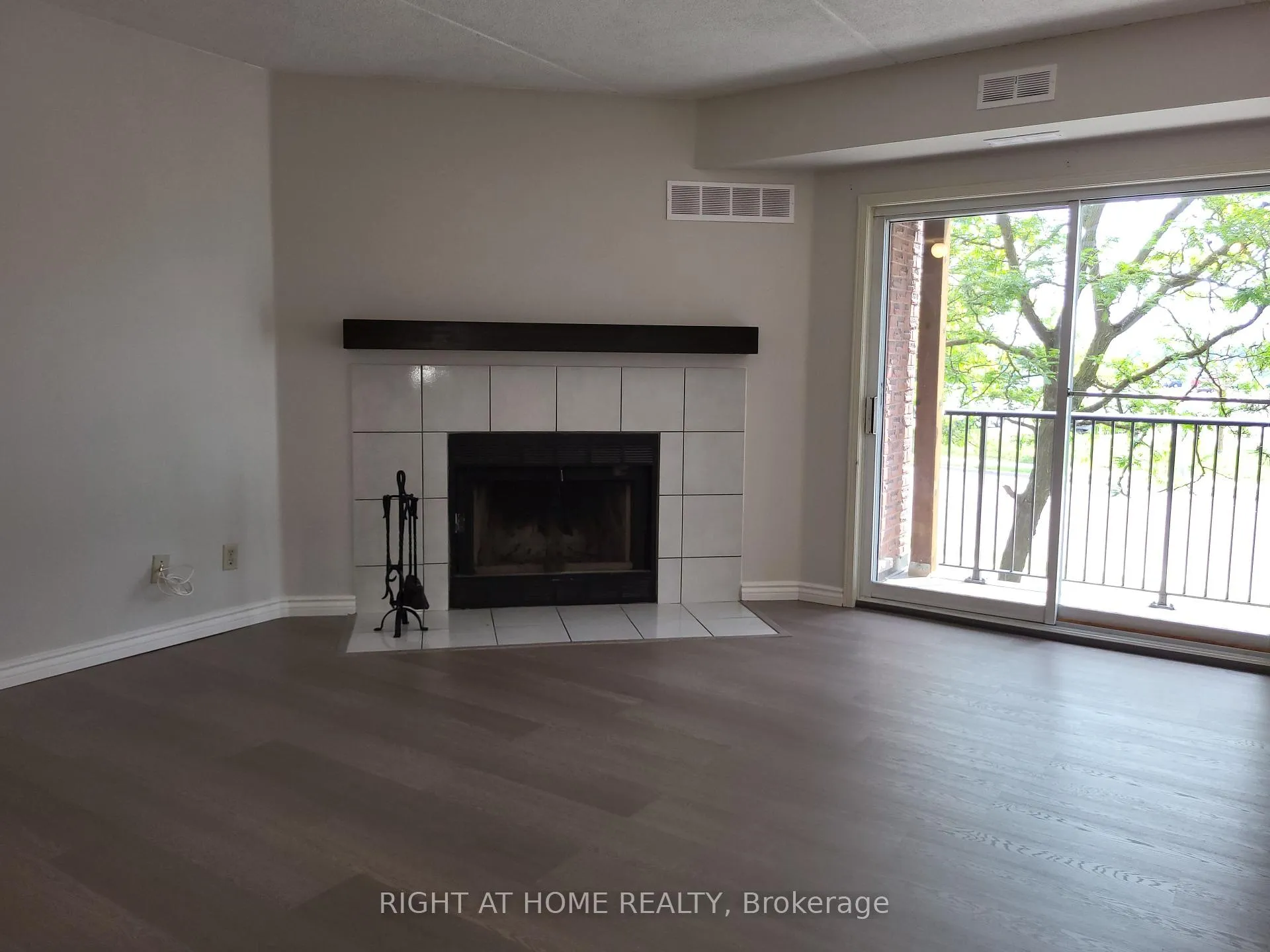 Photo 4 of Unit 54, 3085 Kingsway Drive, Kitchener — HOMEH