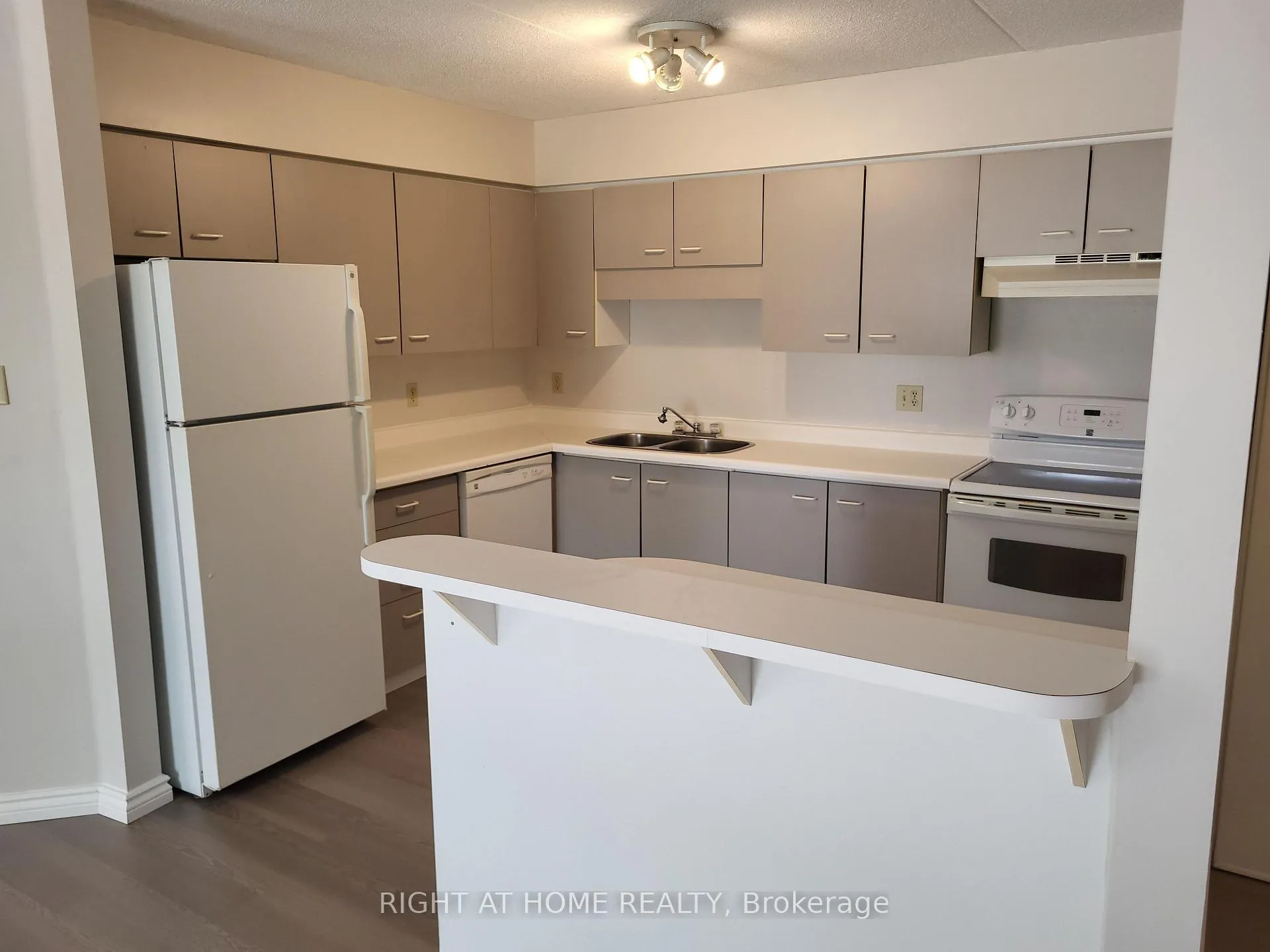 Photo 8 of Unit 54, 3085 Kingsway Drive, Kitchener — HOMEH