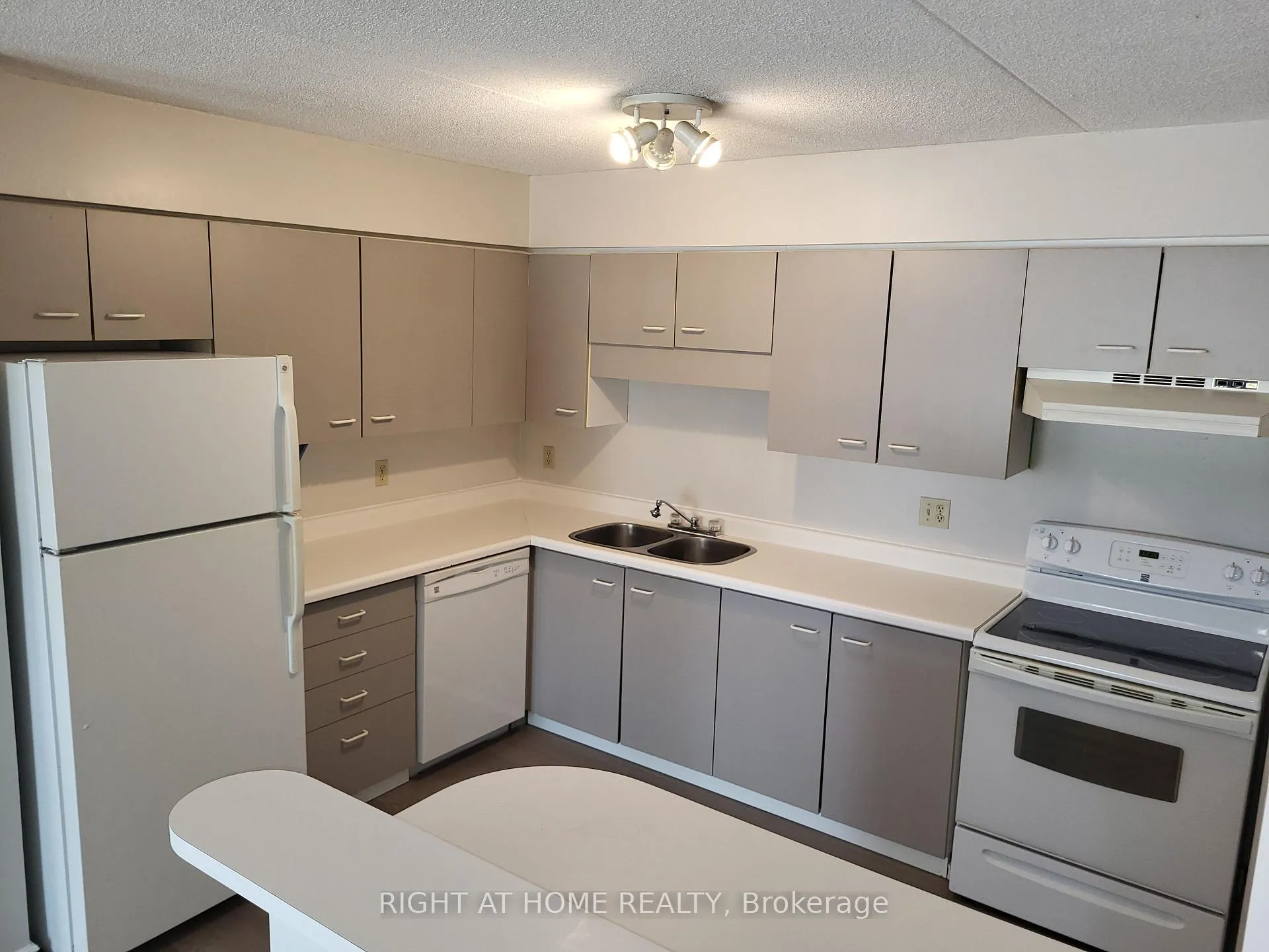 Photo 9 of Unit 54, 3085 Kingsway Drive, Kitchener — HOMEH