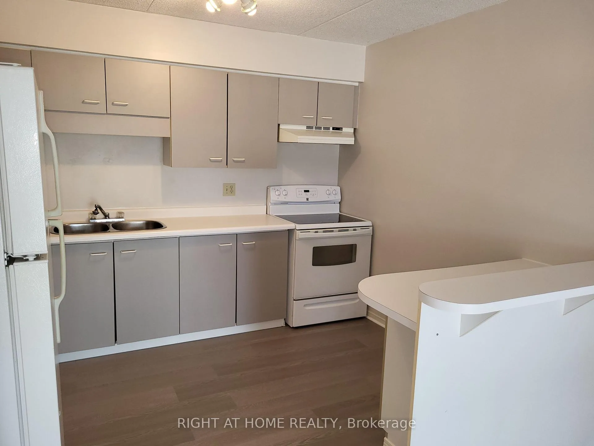 Photo 10 of Unit 54, 3085 Kingsway Drive, Kitchener — HOMEH
