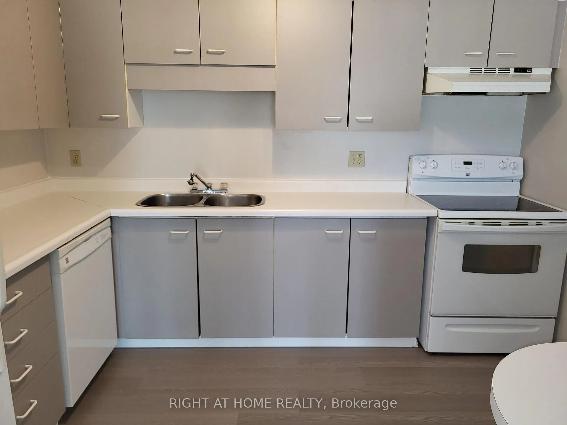 Photo 11 of Unit 54, 3085 Kingsway Drive, Kitchener — HOMEH