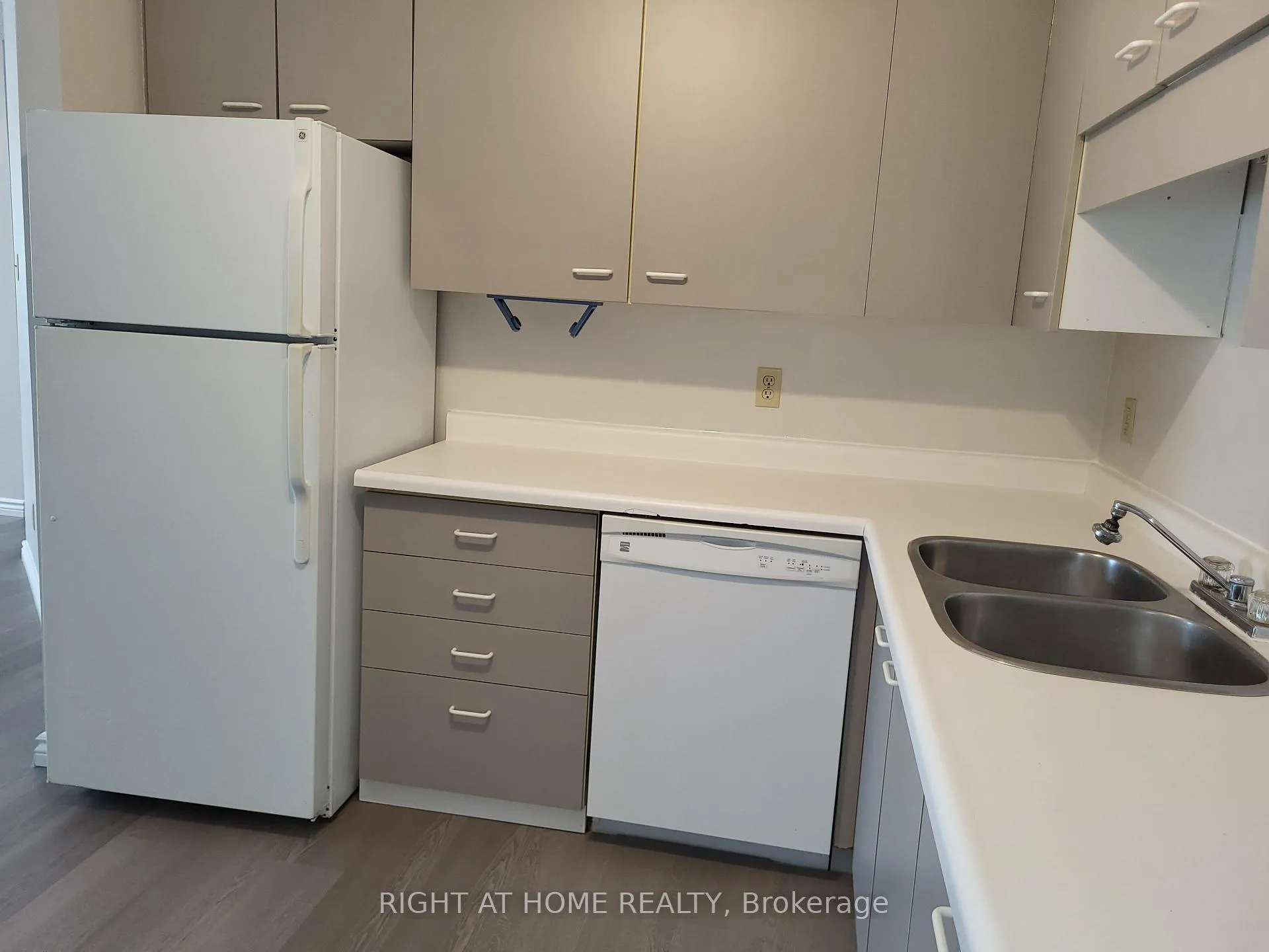 Photo 12 of Unit 54, 3085 Kingsway Drive, Kitchener — HOMEH