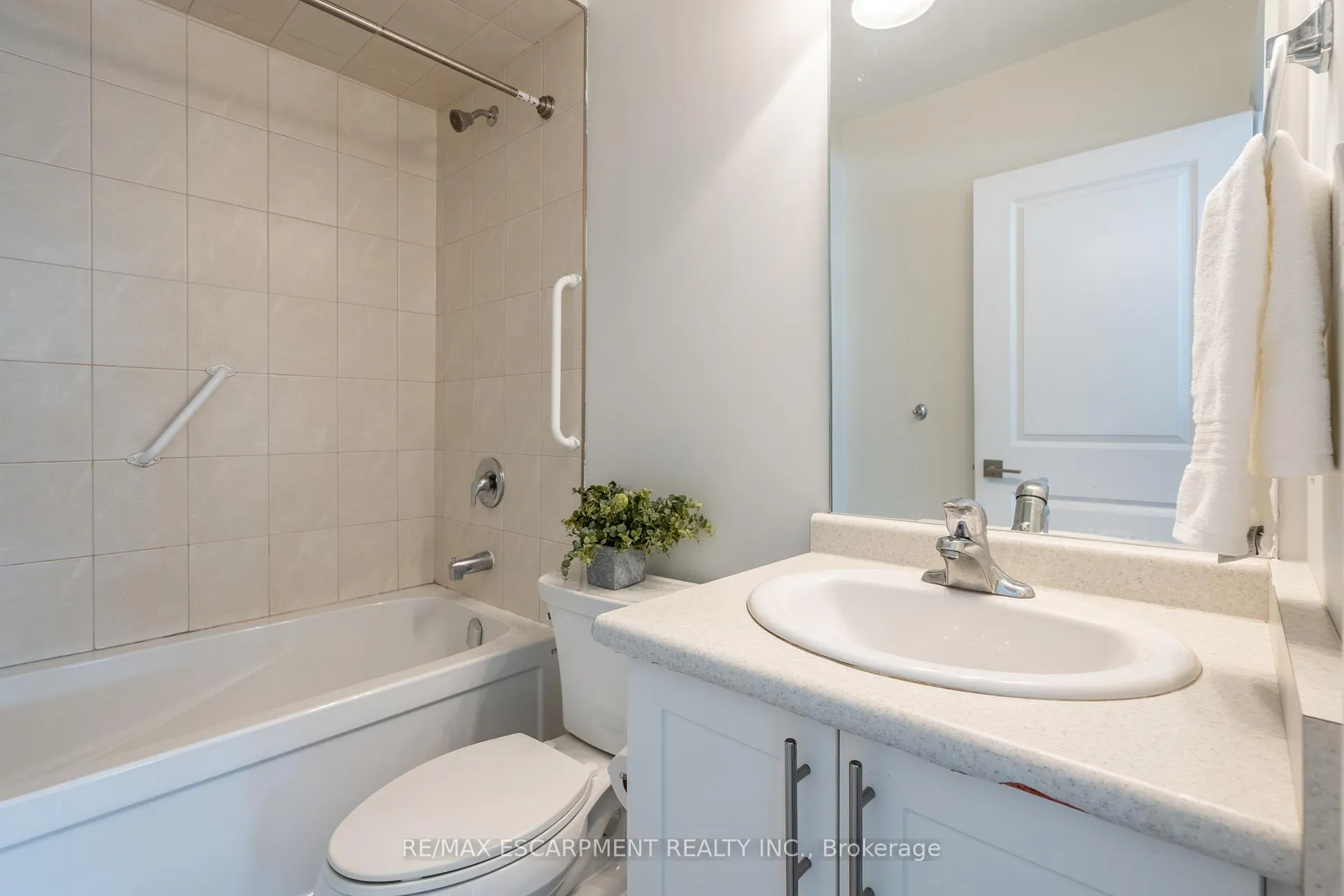 Photo 19 of Unit 214, 170 Rockhaven Lane, Hamilton, Waterdown — HOMEH