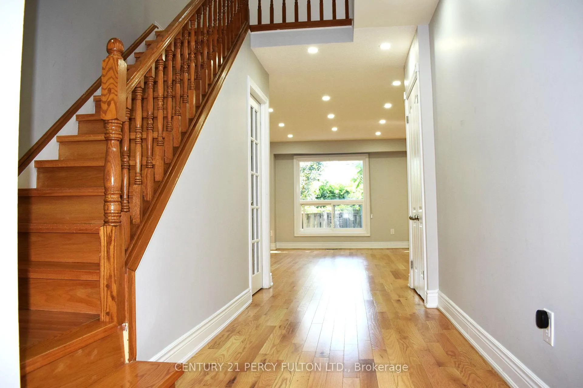Photo 3 of Unit 33, 70 Knightsbridge Way, Markham, Markham Village — HOMEH