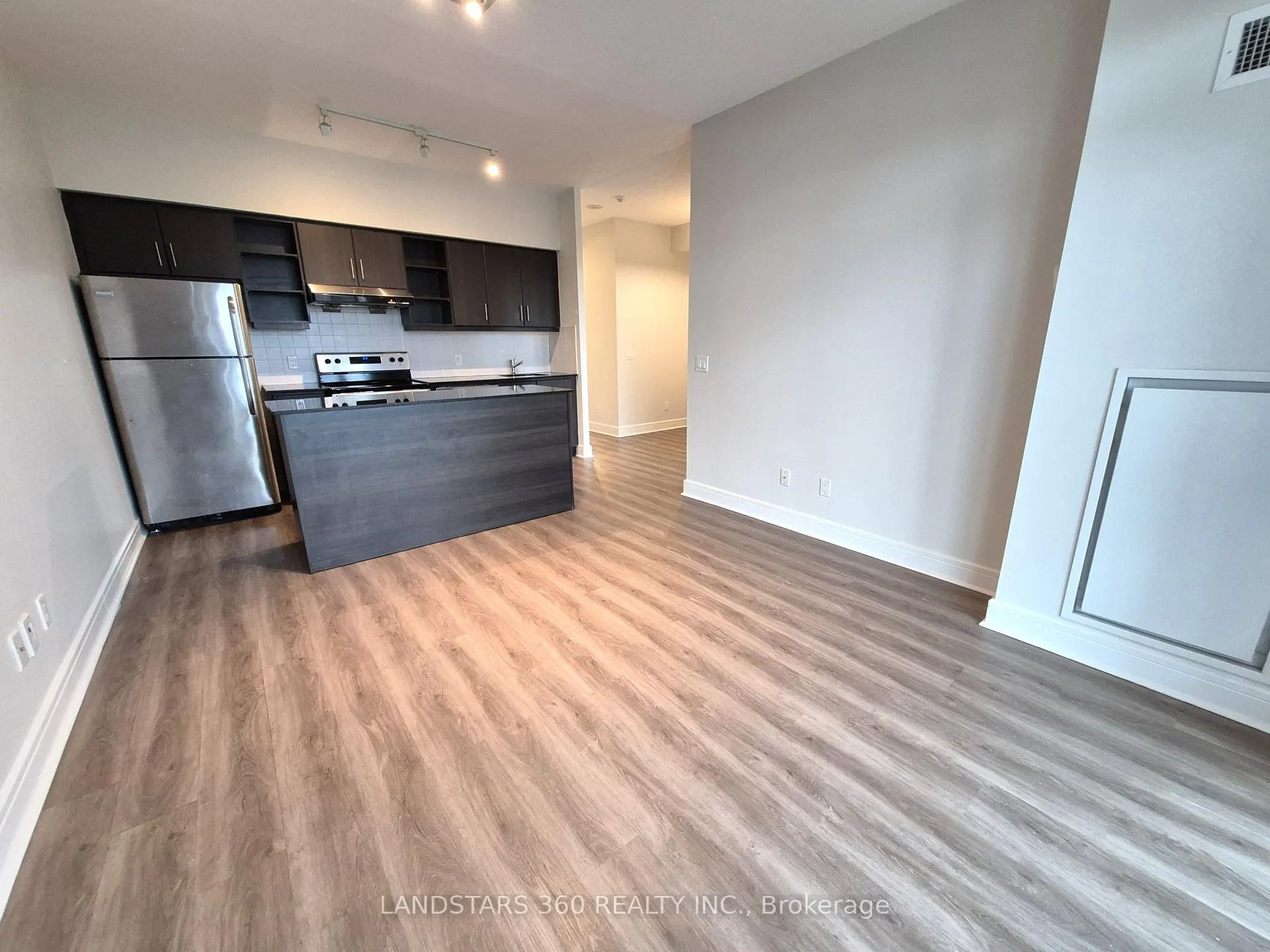 Photo 3 of Unit 613, 35 Brian Peck Crescent, Toronto, Thorncliffe Park — HOMEH