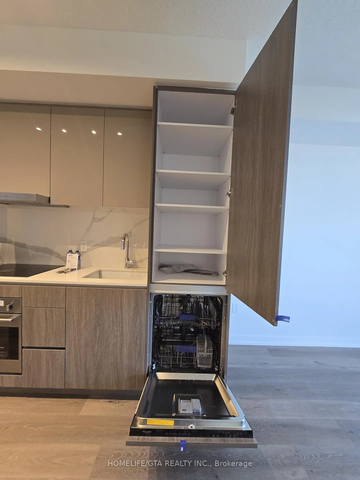Photo 7 of Unit 909, 28 Interchange Way, Vaughan, Vaughan Corporate Centre — HOMEH