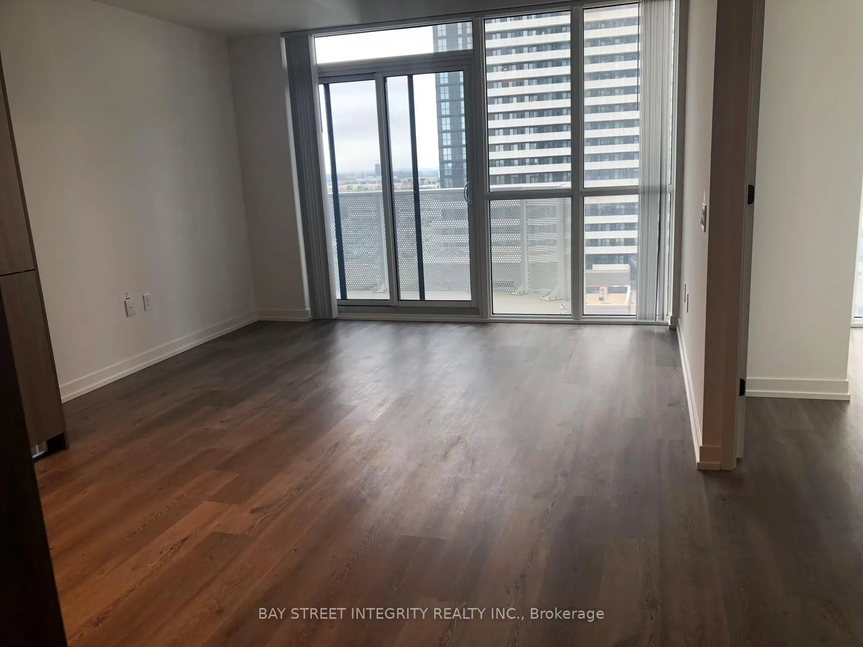 Photo 5 of Unit 903, 28 Interchange Way, Vaughan, Vaughan Corporate Centre — HOMEH