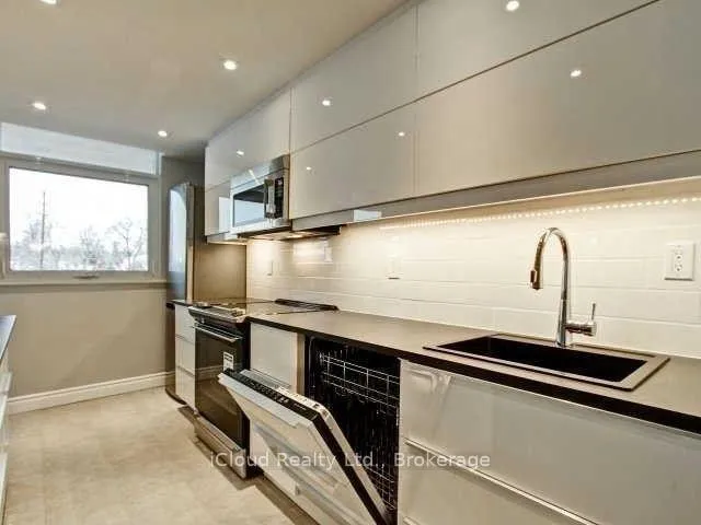 Photo 13 of Unit 307, 7811 Yonge Street, Markham, Thornhill — HOMEH
