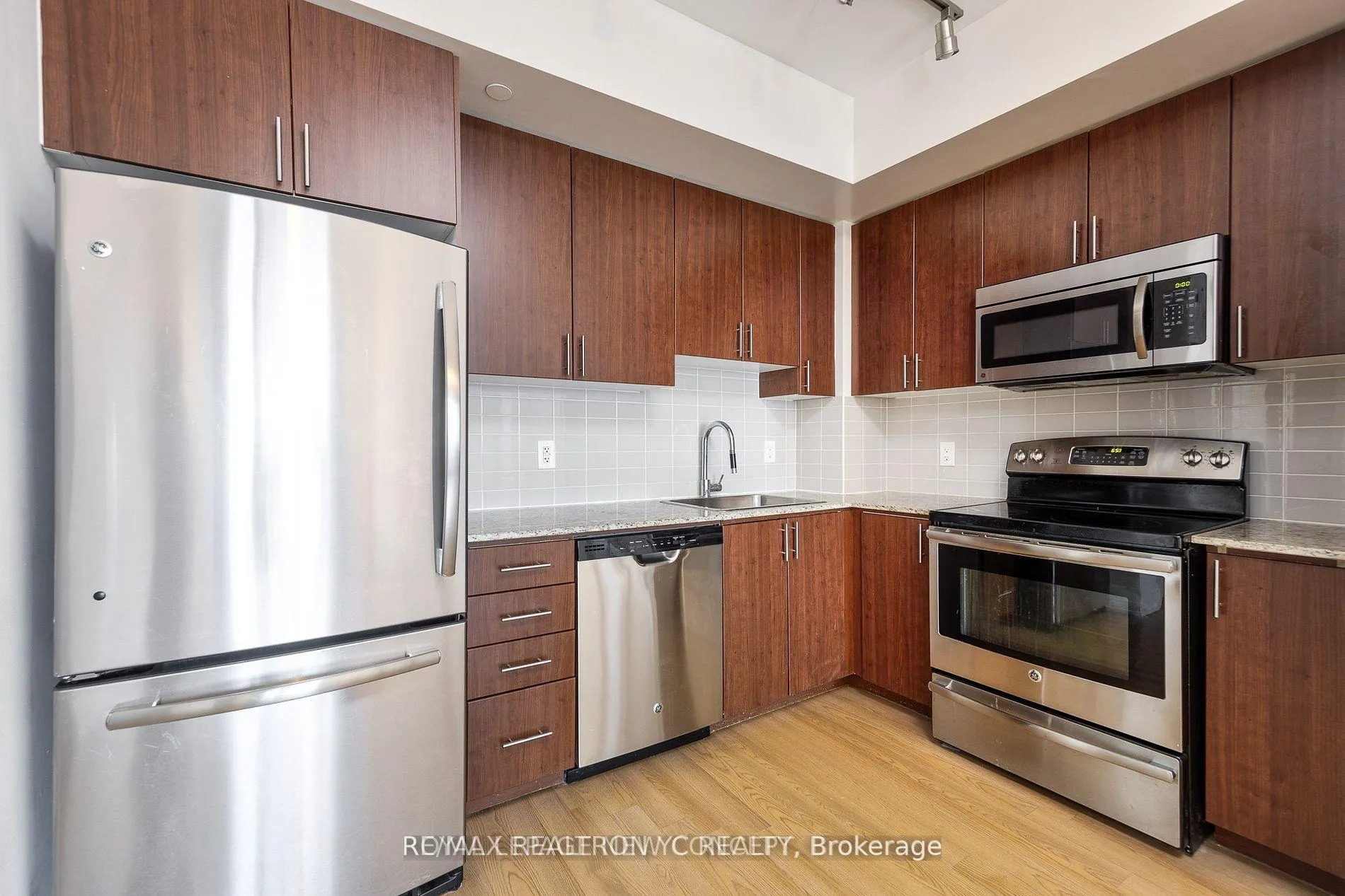 Photo 5 of Unit 2215, 7171 Yonge Street, Markham, Thornhill — HOMEH