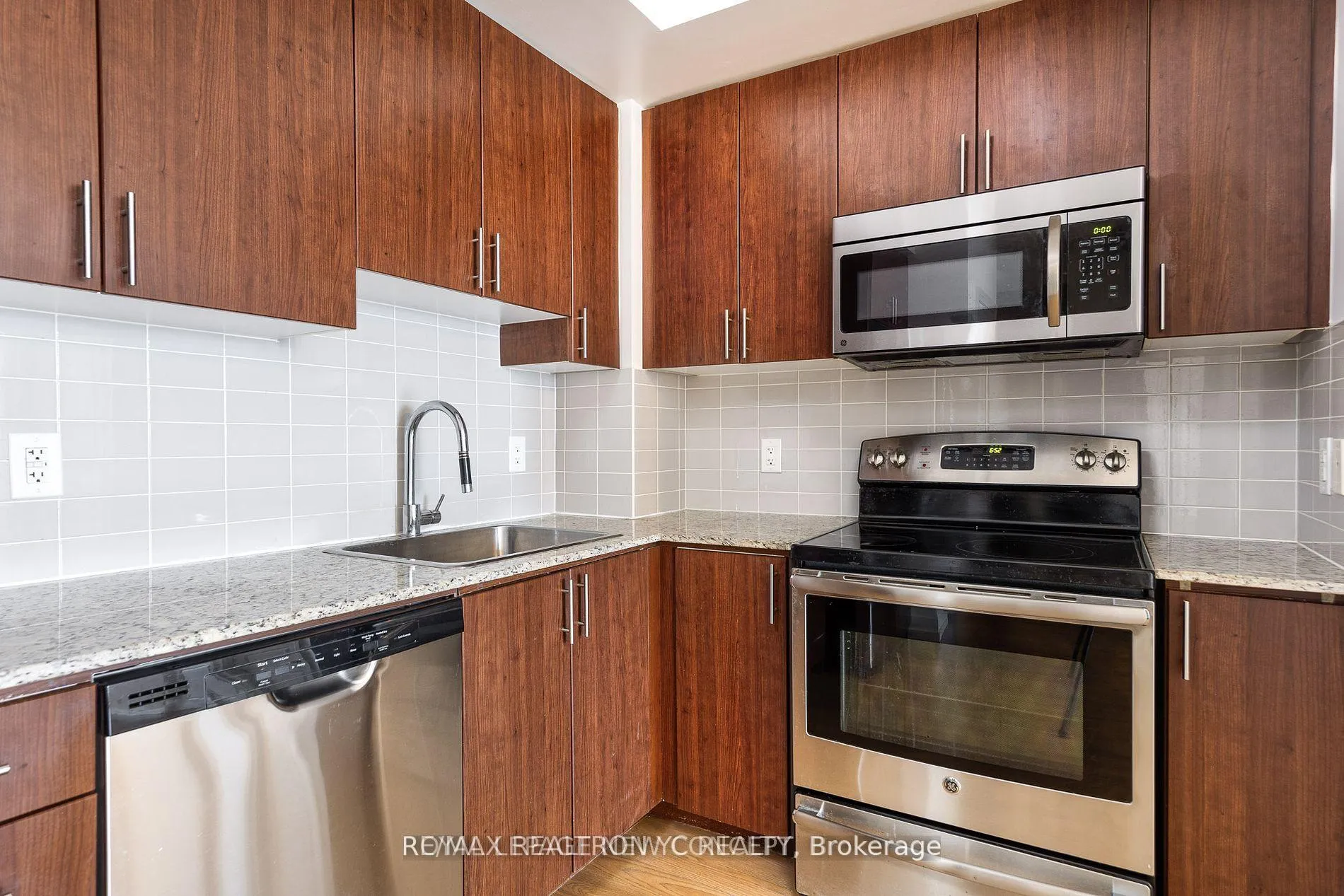 Photo 6 of Unit 2215, 7171 Yonge Street, Markham, Thornhill — HOMEH
