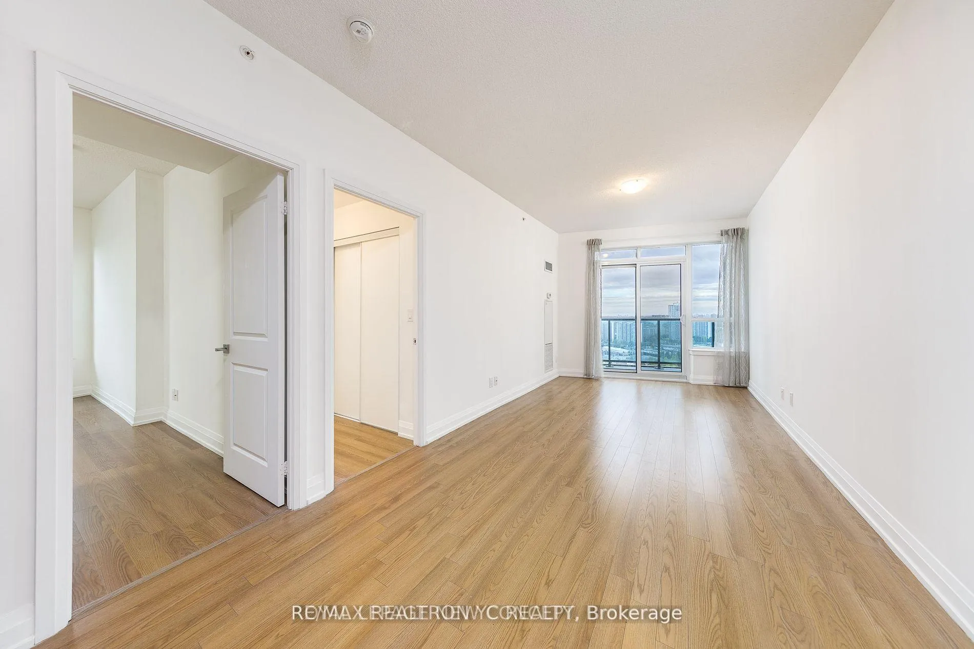 Photo 8 of Unit 2215, 7171 Yonge Street, Markham, Thornhill — HOMEH