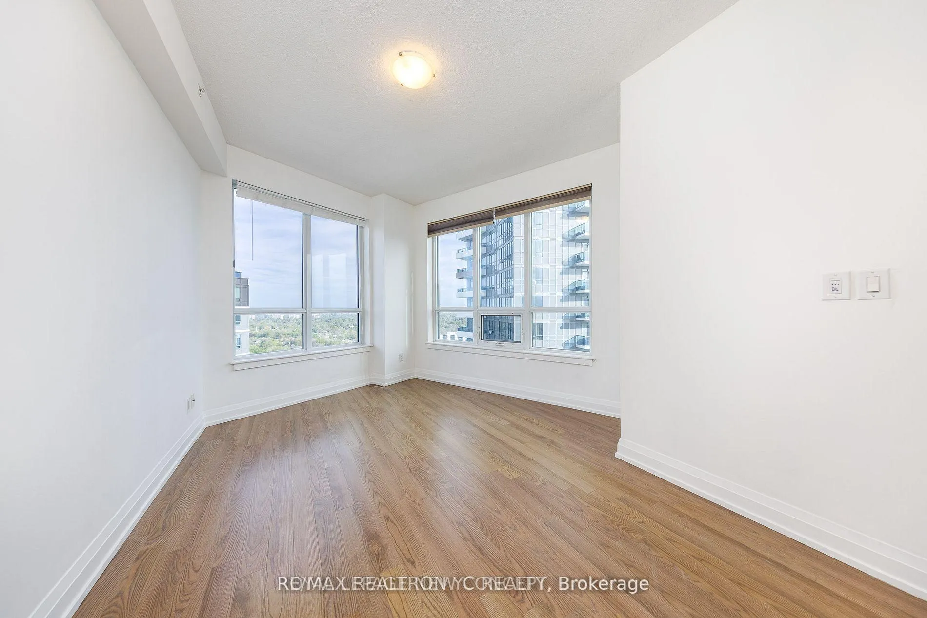 Photo 10 of Unit 2215, 7171 Yonge Street, Markham, Thornhill — HOMEH