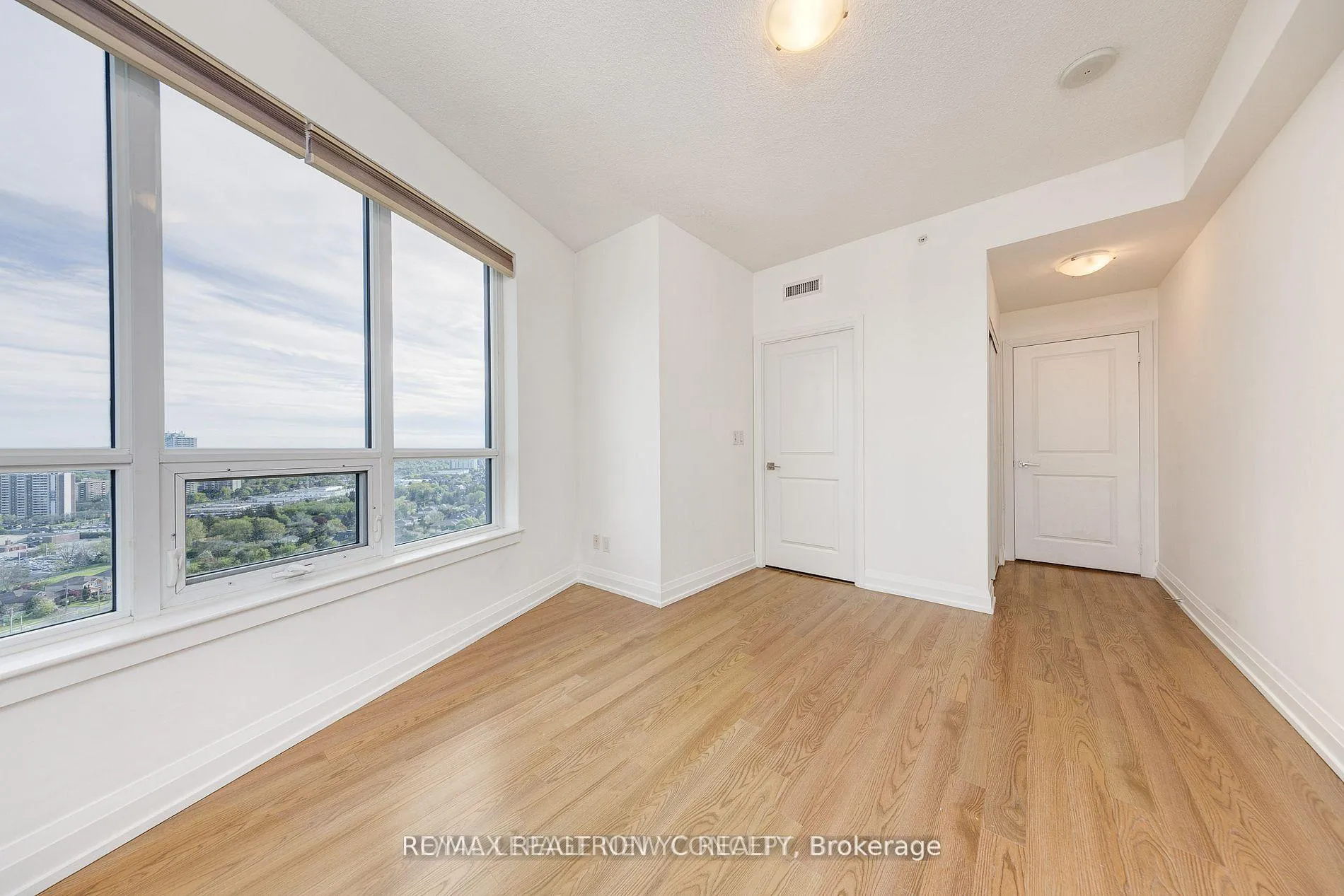 Photo 11 of Unit 2215, 7171 Yonge Street, Markham, Thornhill — HOMEH