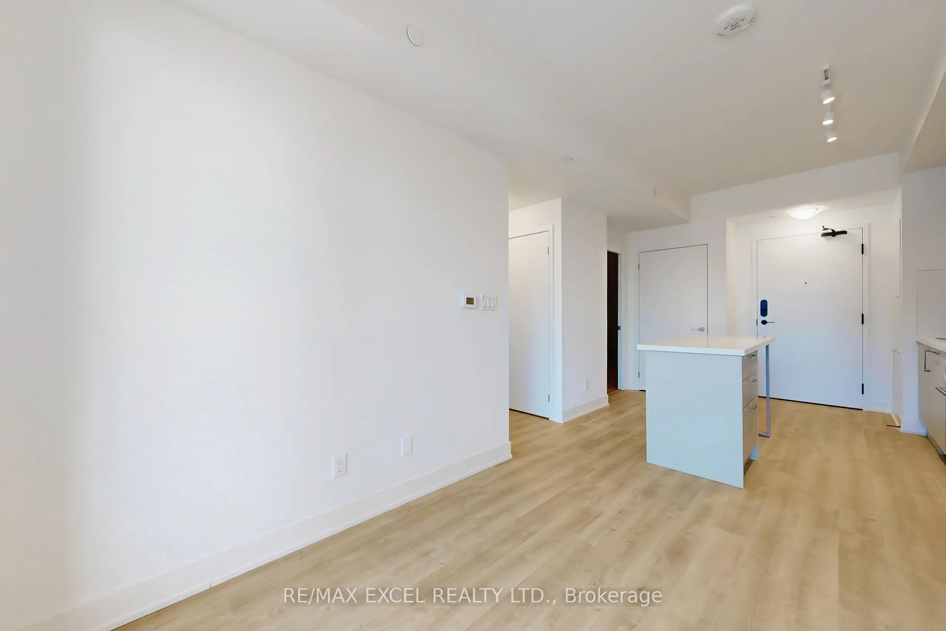 Photo 8 of Unit 910, 38 Andre De Grasse Street, Markham, Unionville — HOMEH