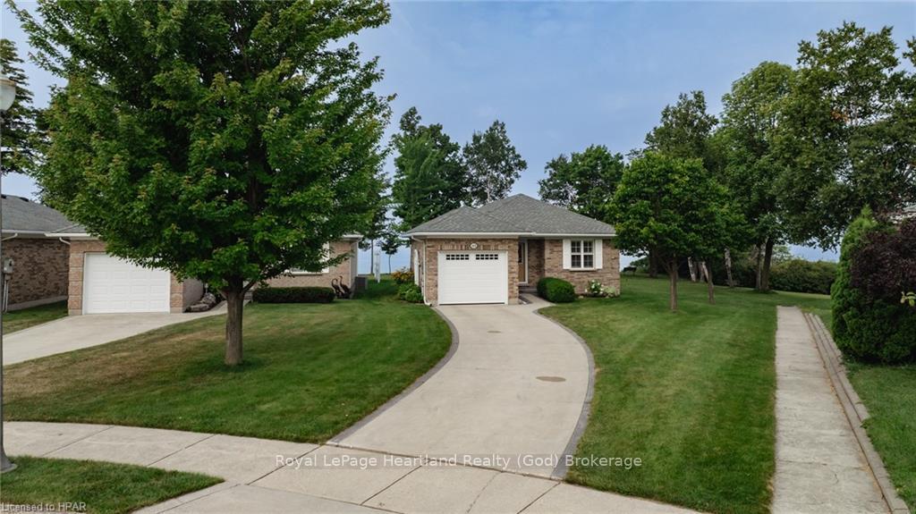 Photo 2 of 301 Bethune Crescent, Goderich, Goderich (Town) — HOMEH
