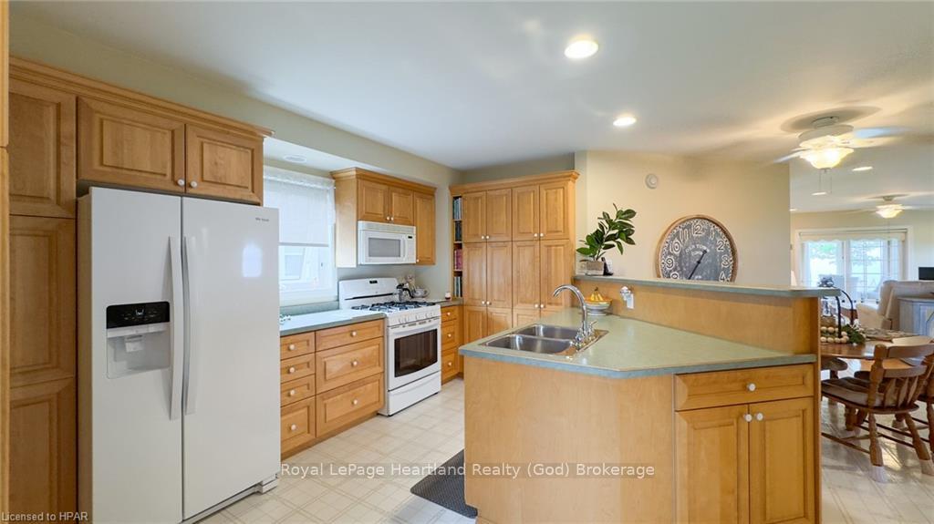 Photo 4 of 301 Bethune Crescent, Goderich, Goderich (Town) — HOMEH