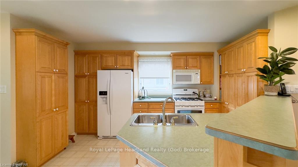 Photo 5 of 301 Bethune Crescent, Goderich, Goderich (Town) — HOMEH