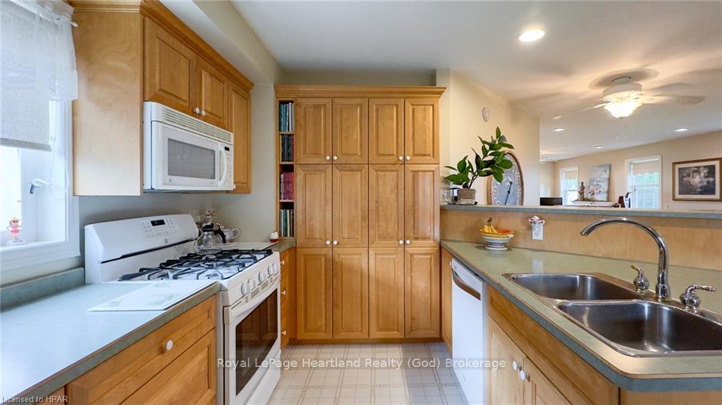 Photo 6 of 301 Bethune Crescent, Goderich, Goderich (Town) — HOMEH