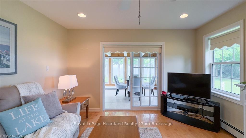 Photo 9 of 301 Bethune Crescent, Goderich, Goderich (Town) — HOMEH