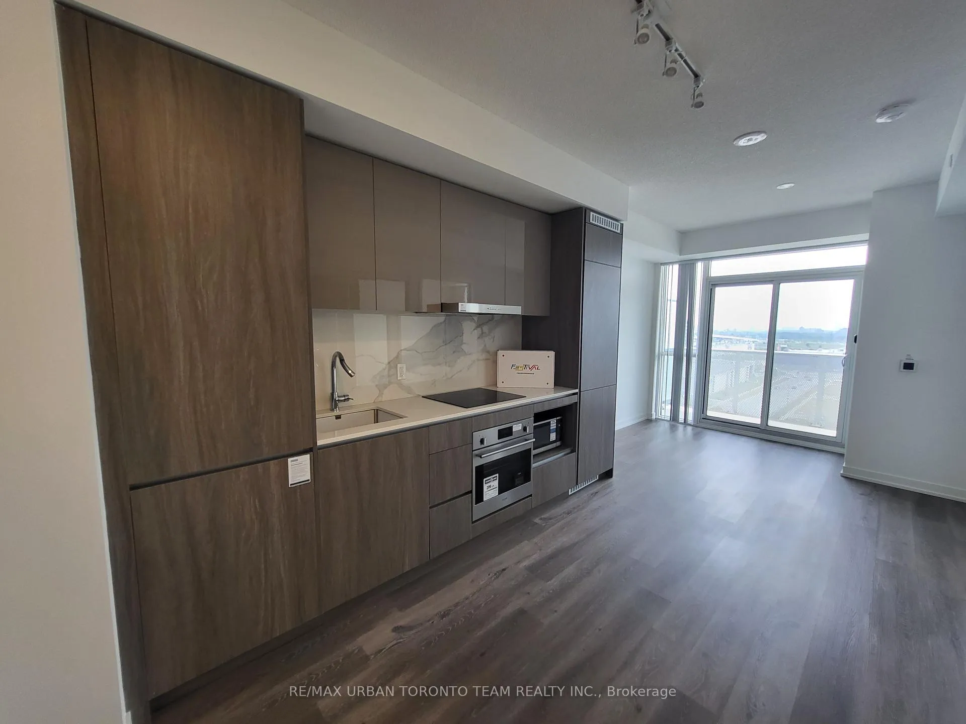 Photo 2 of Unit 1111, 28 Interchange Way, Vaughan, Vaughan Corporate Centre — HOMEH