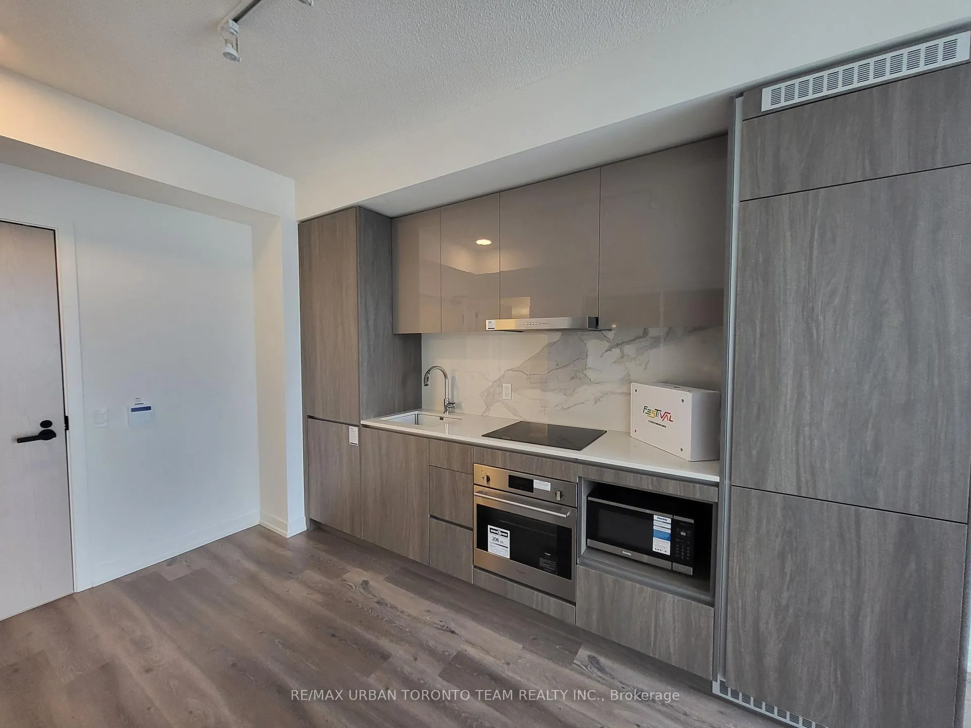 Photo 4 of Unit 1111, 28 Interchange Way, Vaughan, Vaughan Corporate Centre — HOMEH