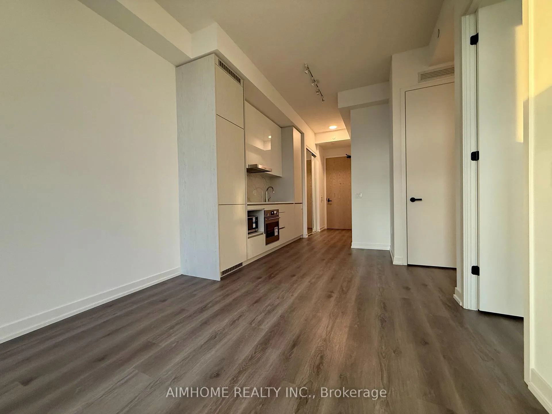 Photo 4 of Unit 701, 28 Interchange Way, Vaughan, Vaughan Corporate Centre — HOMEH