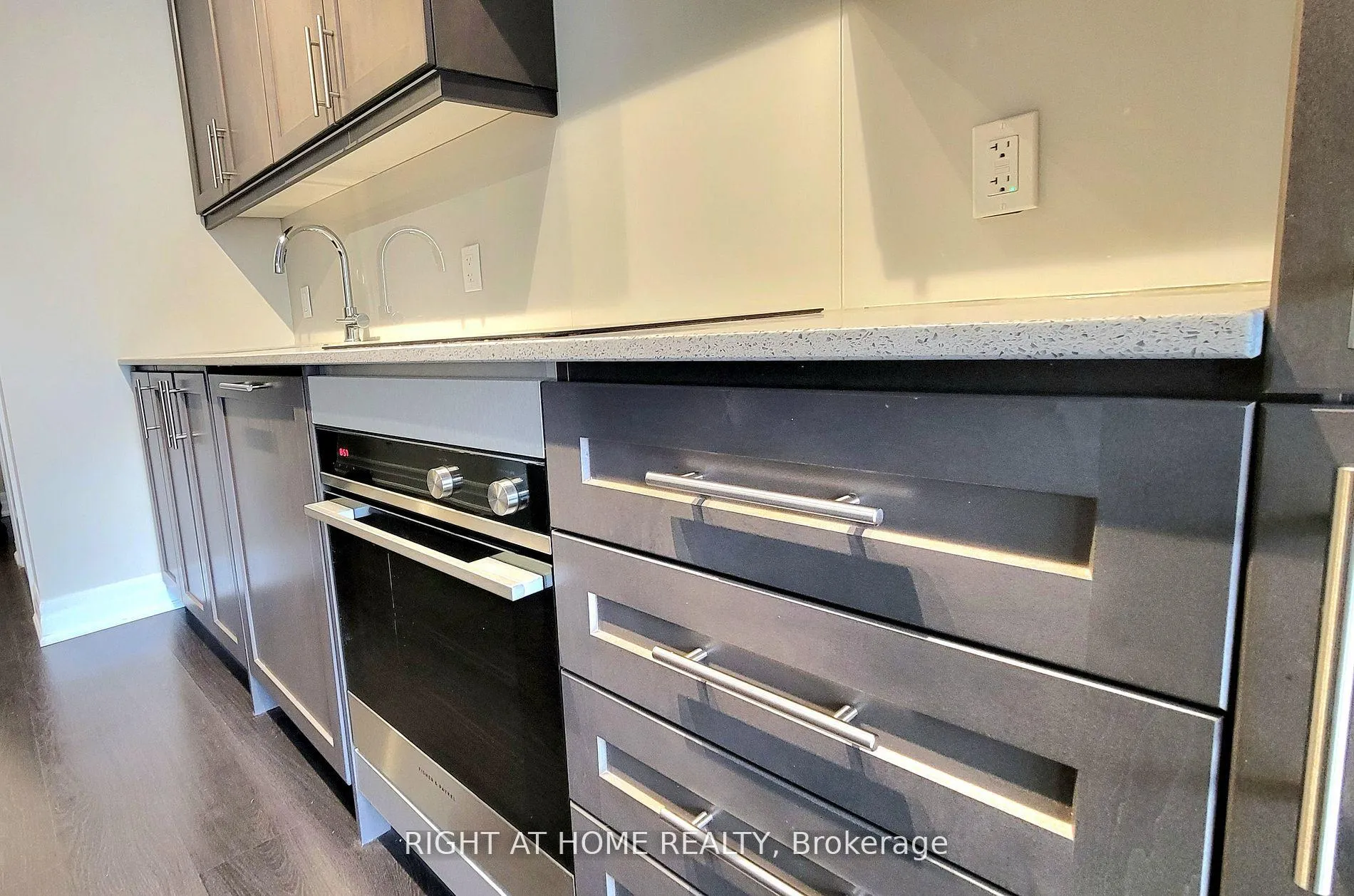 Photo 4 of Unit 506, 9085 Jane Street, Vaughan, Concord — HOMEH