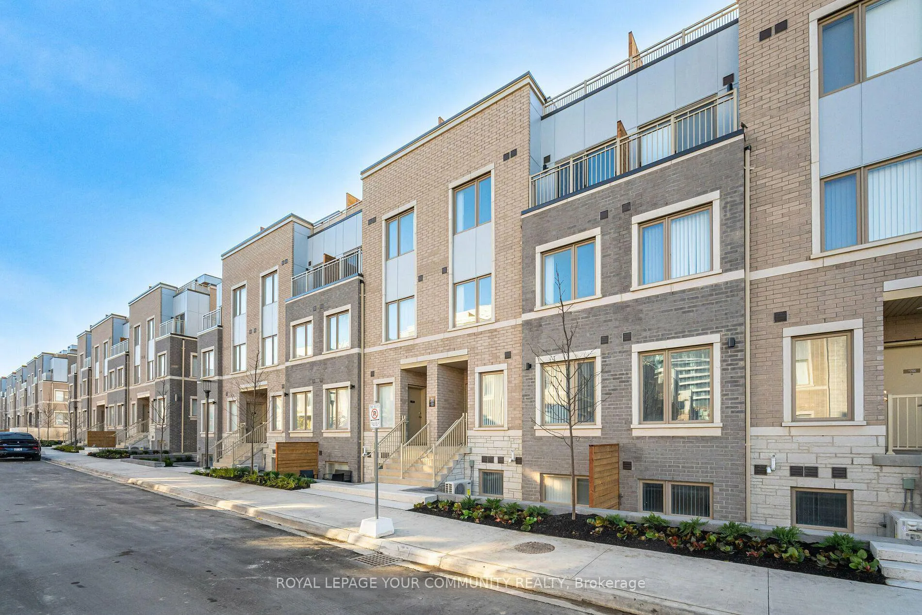 Photo 2 of Unit TH262, 150 Honeycrisp Crescent, Vaughan, Vaughan Corporate Centre — HOMEH