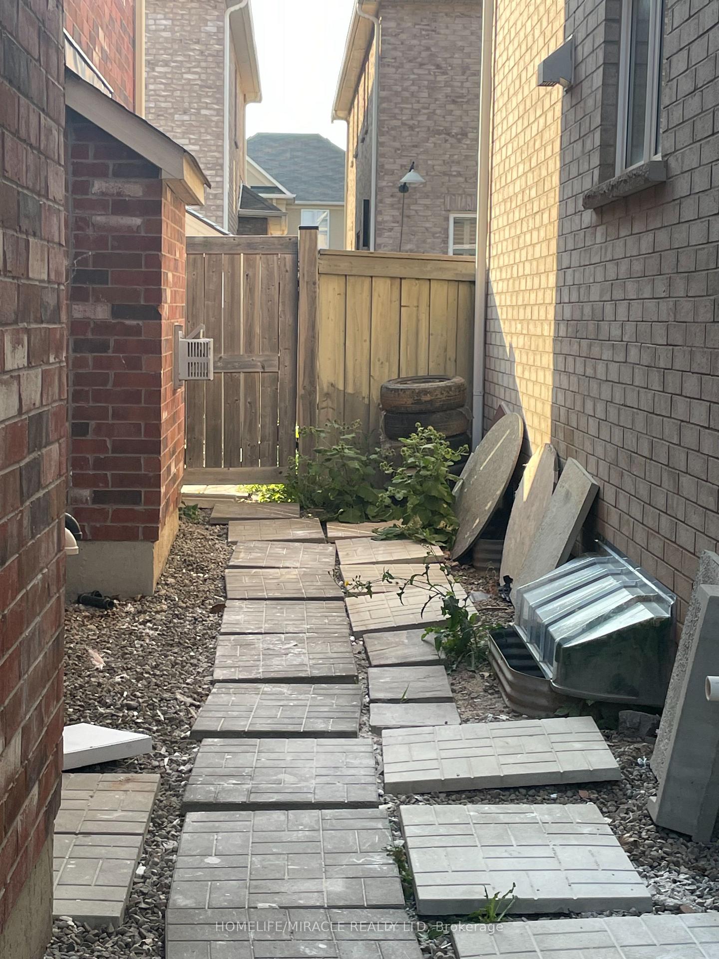 Photo 2 of 28 Aylesbury Drive, Brampton, Northwest Brampton — HOMEH