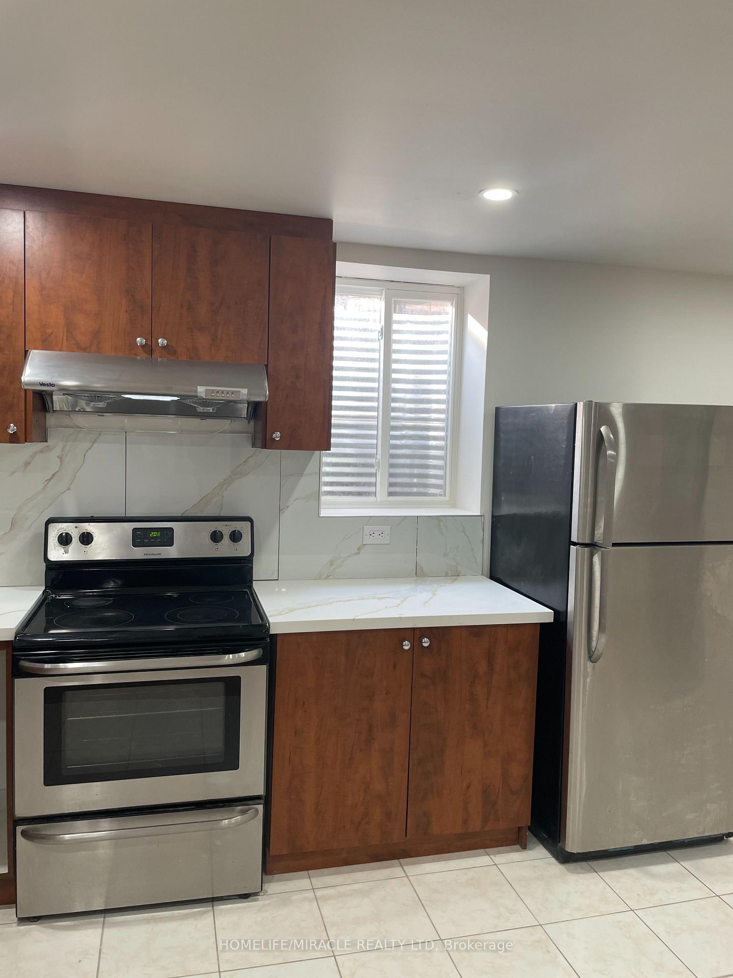 Photo 8 of 28 Aylesbury Drive, Brampton, Northwest Brampton — HOMEH