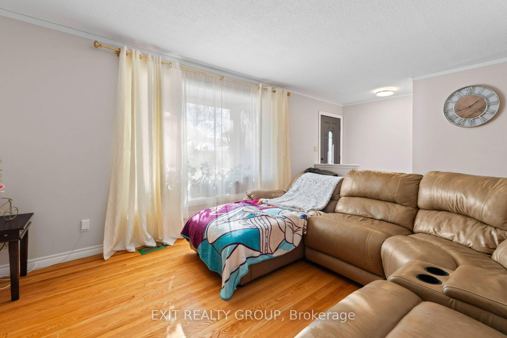 Photo 3 of 4 Walden Circle, Belleville, Belleville Ward — HOMEH