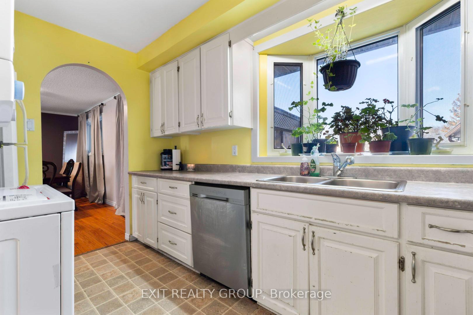 Photo 10 of 4 Walden Circle, Belleville, Belleville Ward — HOMEH