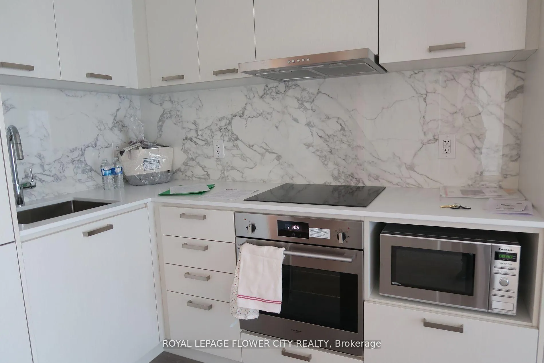 Photo 6 of Unit 1715, 10 Honeycrisp Crescent, Vaughan, Vaughan Corporate Centre — HOMEH