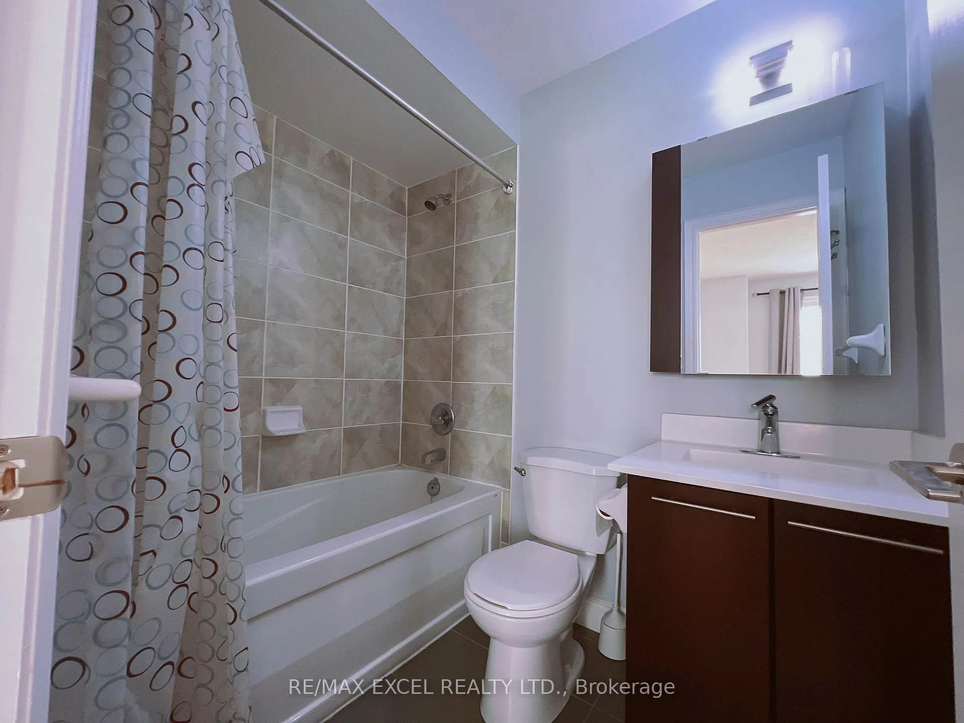 Photo 5 of 16 Times Avenue, Markham, Commerce Valley — HOMEH