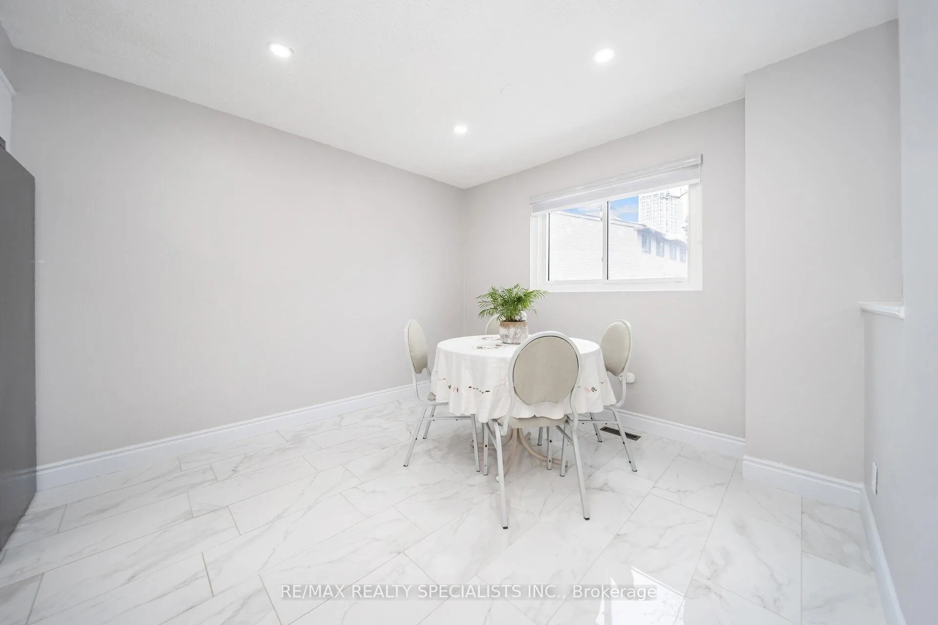 Photo 9 of 24 Carleton Place, Brampton, Bramalea West Industrial — HOMEH