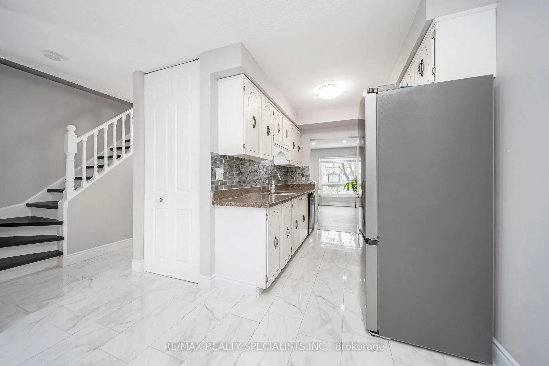 Photo 11 of 24 Carleton Place, Brampton, Bramalea West Industrial — HOMEH