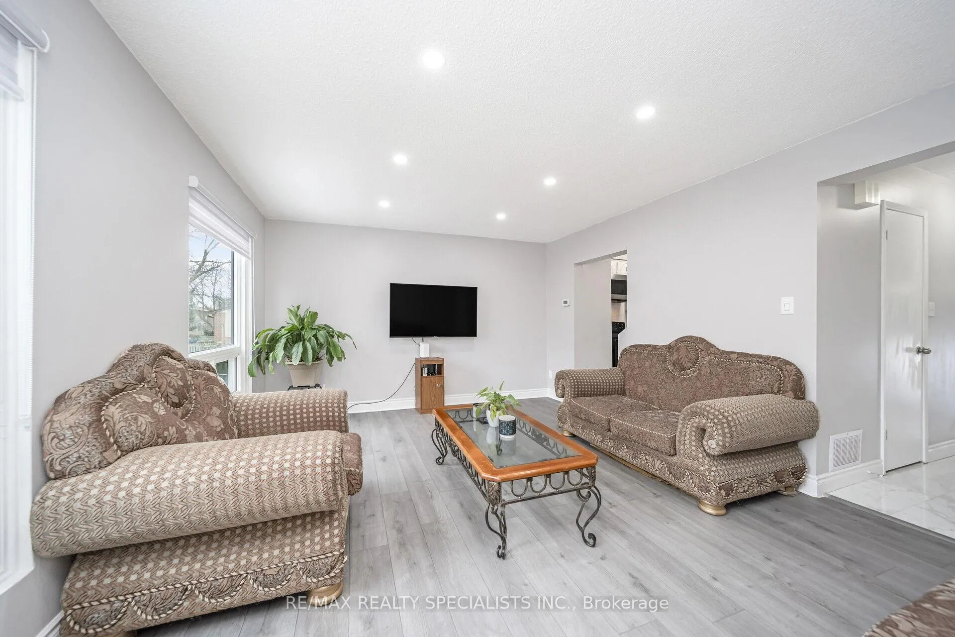 Photo 17 of 24 Carleton Place, Brampton, Bramalea West Industrial — HOMEH