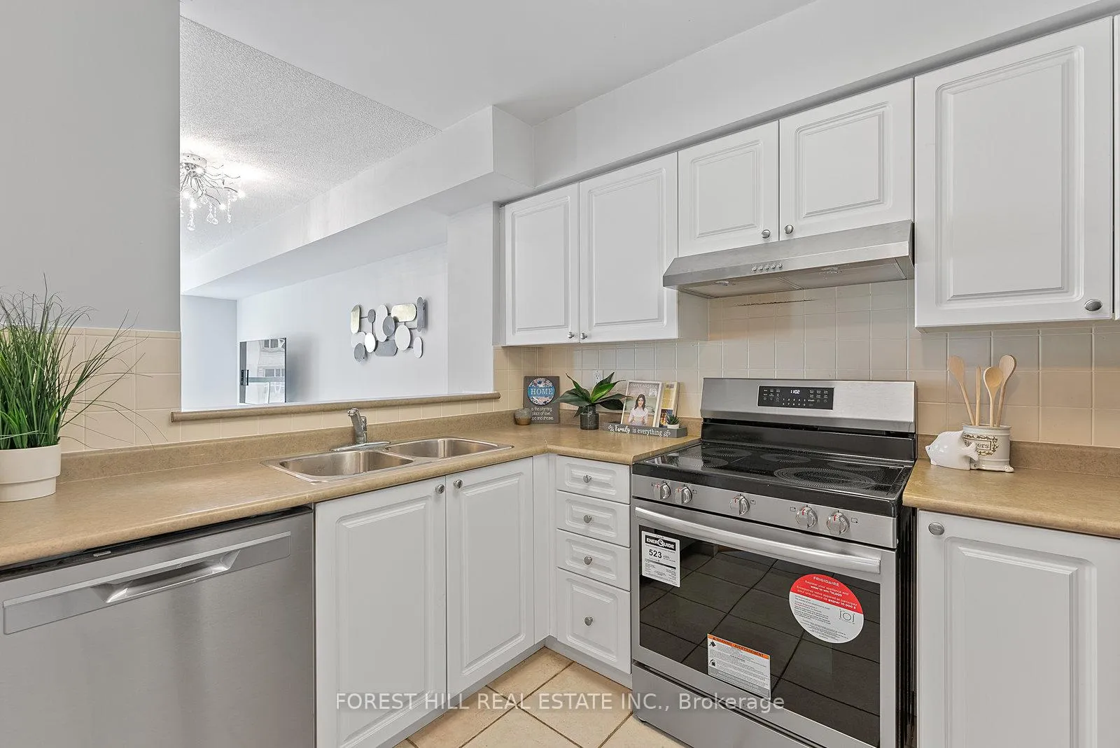 Photo 5 of Unit Ph403, 5 Emerald Lane, Vaughan, Crestwood-Springfarm-Yorkhill — HOMEH