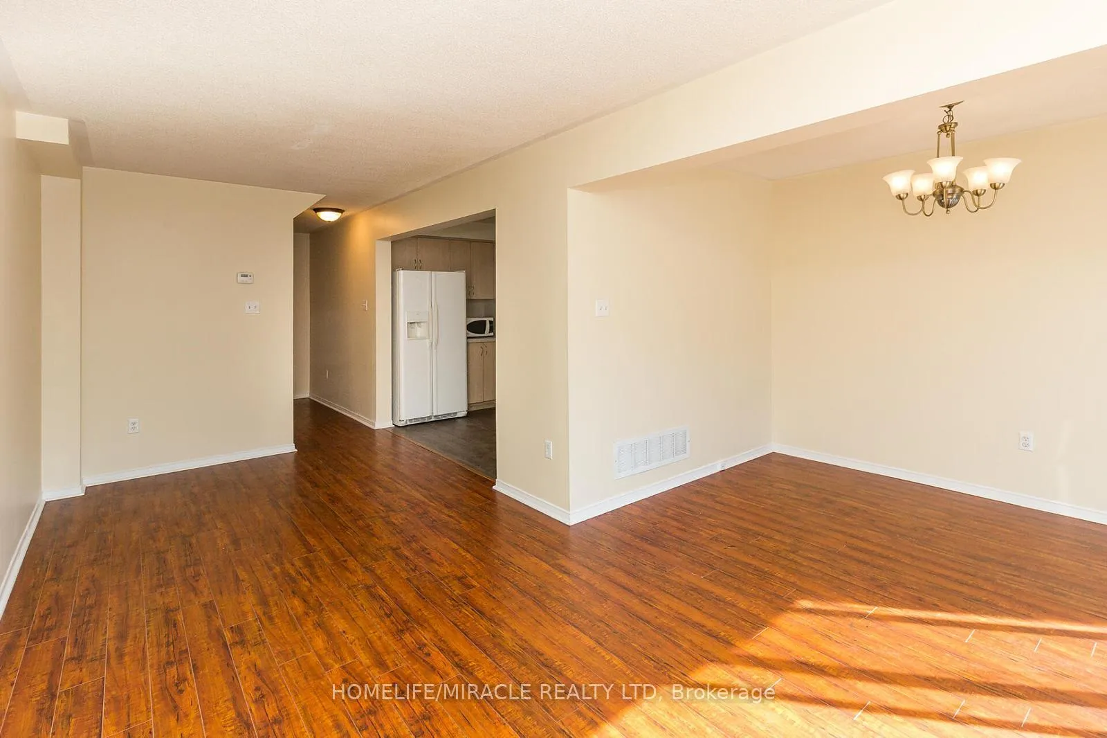 Photo 4 of 6 Sinclair Court, Brampton, Brampton West — HOMEH