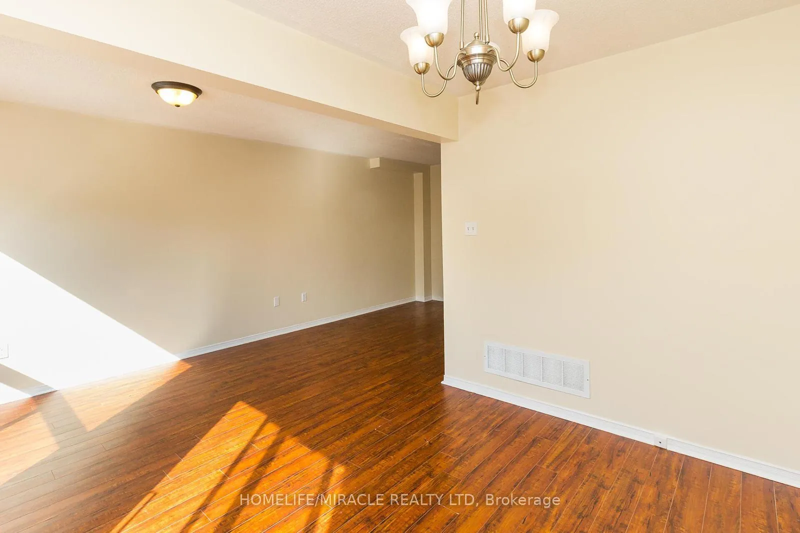 Photo 5 of 6 Sinclair Court, Brampton, Brampton West — HOMEH