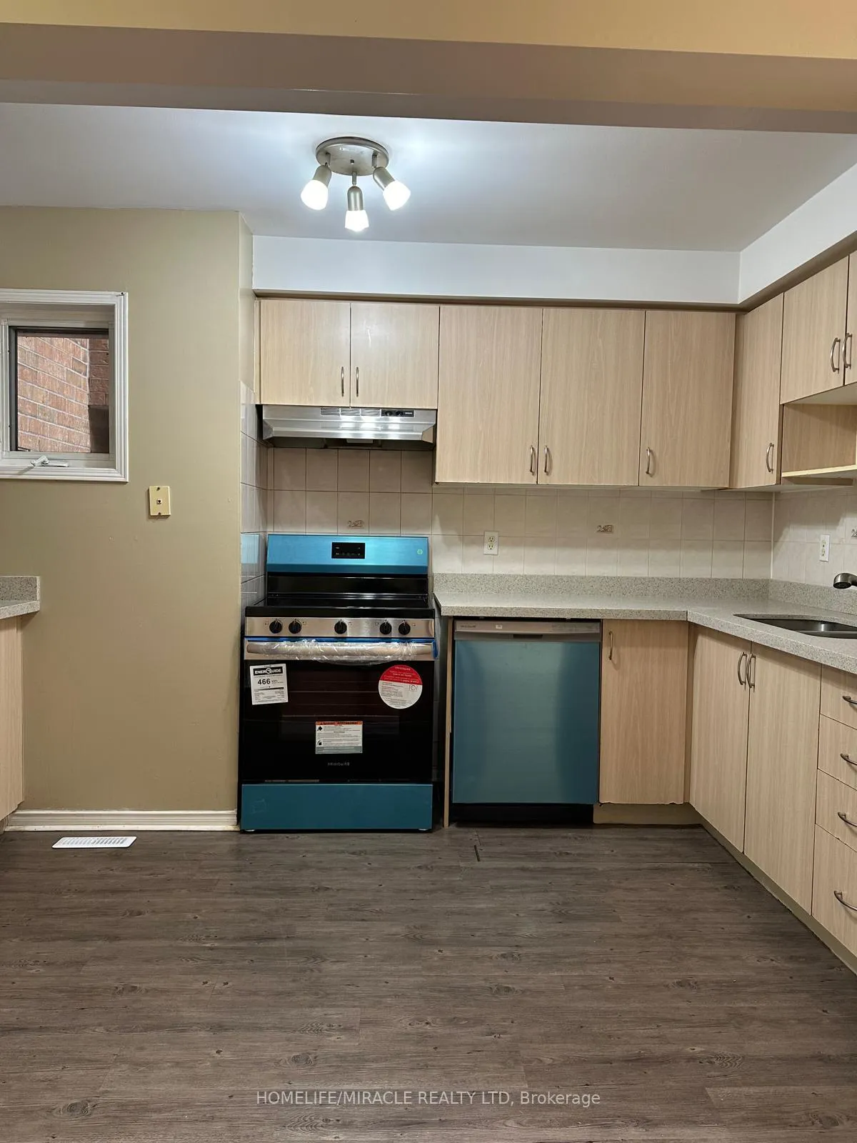 Photo 7 of 6 Sinclair Court, Brampton, Brampton West — HOMEH