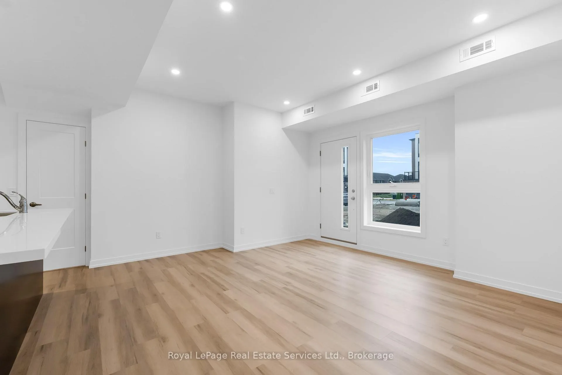 Photo 4 of Unit 35, 70 Kenesky Drive, Hamilton, Waterdown — HOMEH