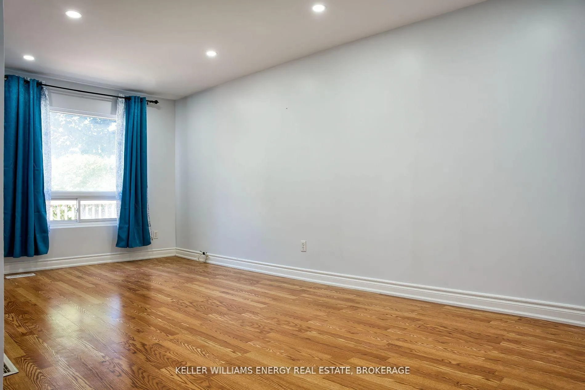 Photo 7 of 21 Parker Crescent, Ajax, South East — HOMEH