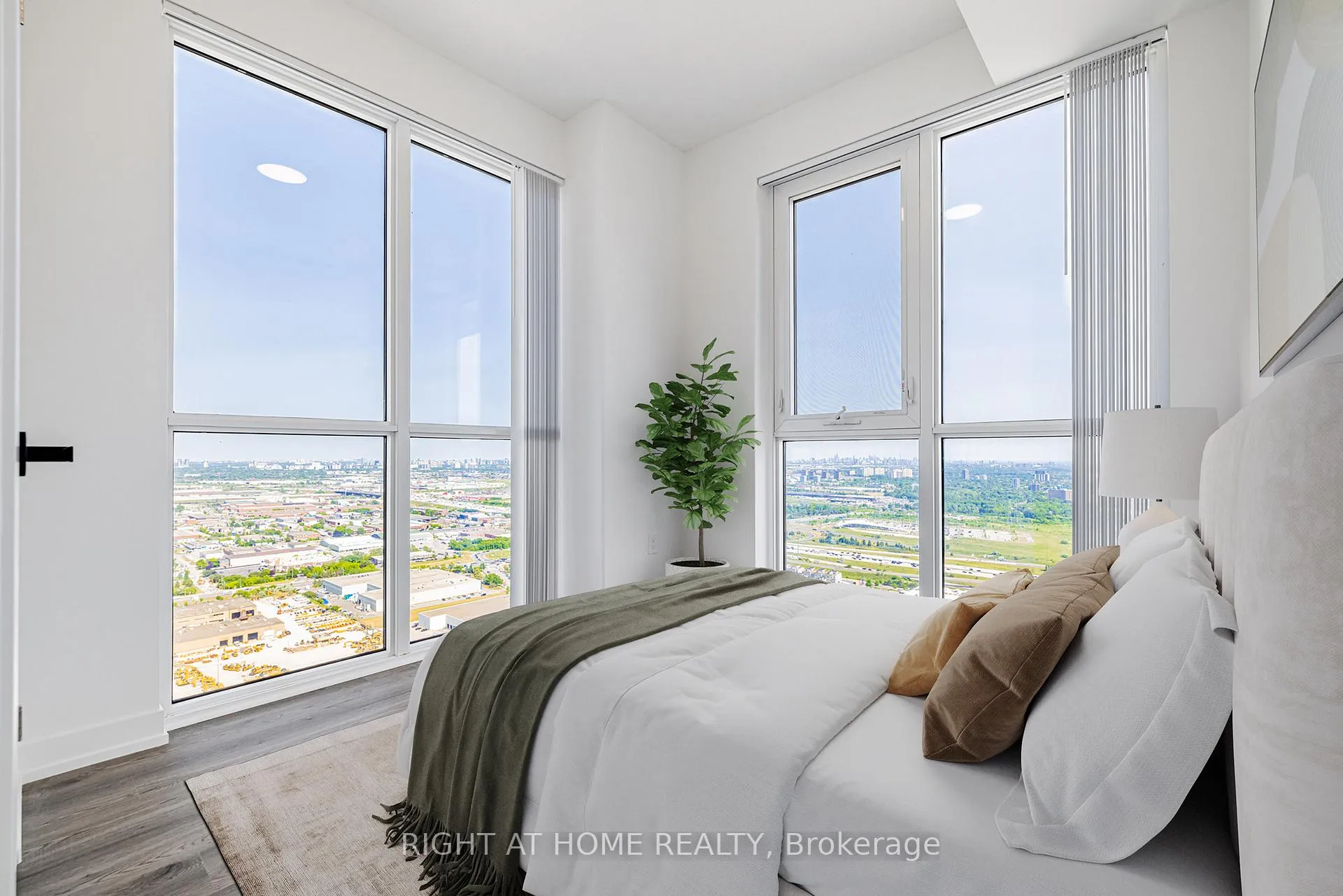 Photo 4 of Unit 5203, 195 Commerce Street, Vaughan, Vaughan Corporate Centre — HOMEH