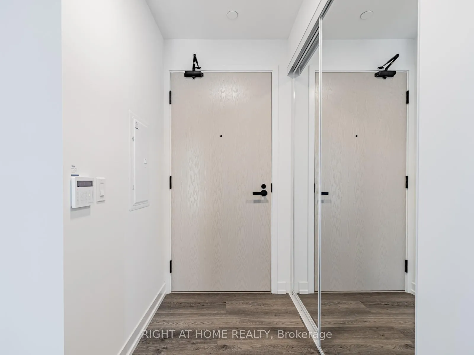 Photo 6 of Unit 5203, 195 Commerce Street, Vaughan, Vaughan Corporate Centre — HOMEH