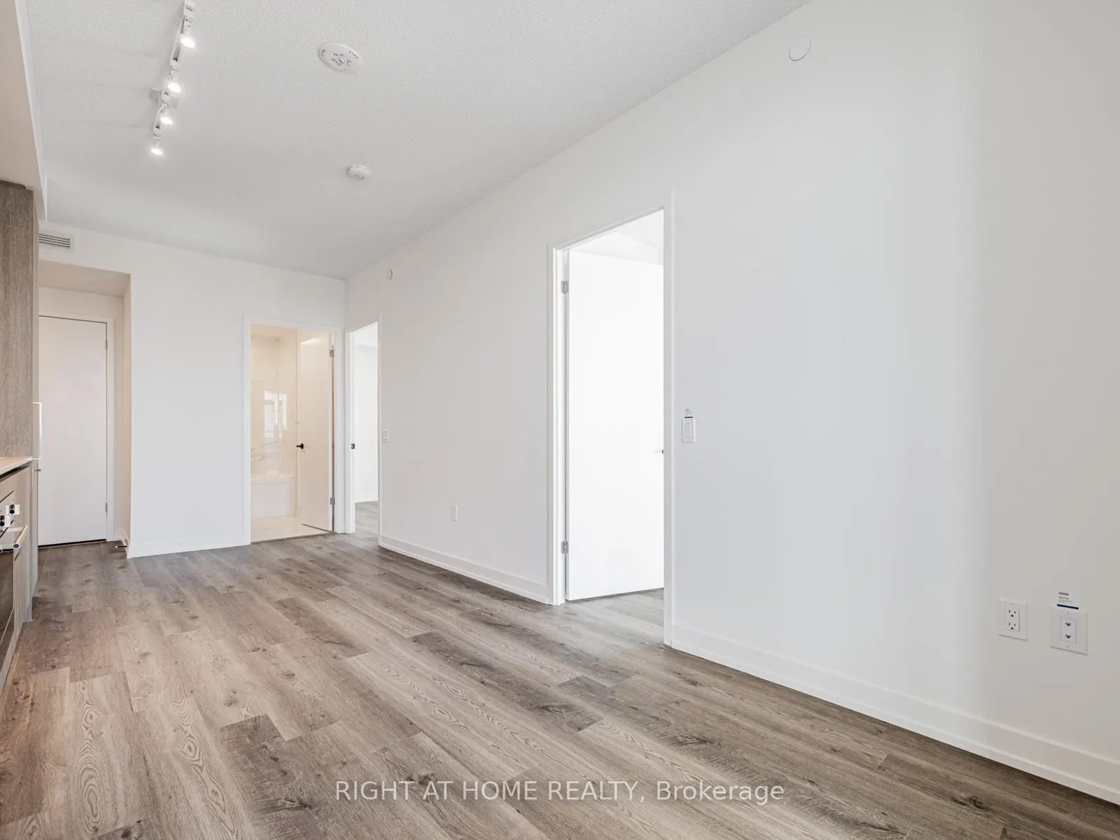 Photo 11 of Unit 5203, 195 Commerce Street, Vaughan, Vaughan Corporate Centre — HOMEH