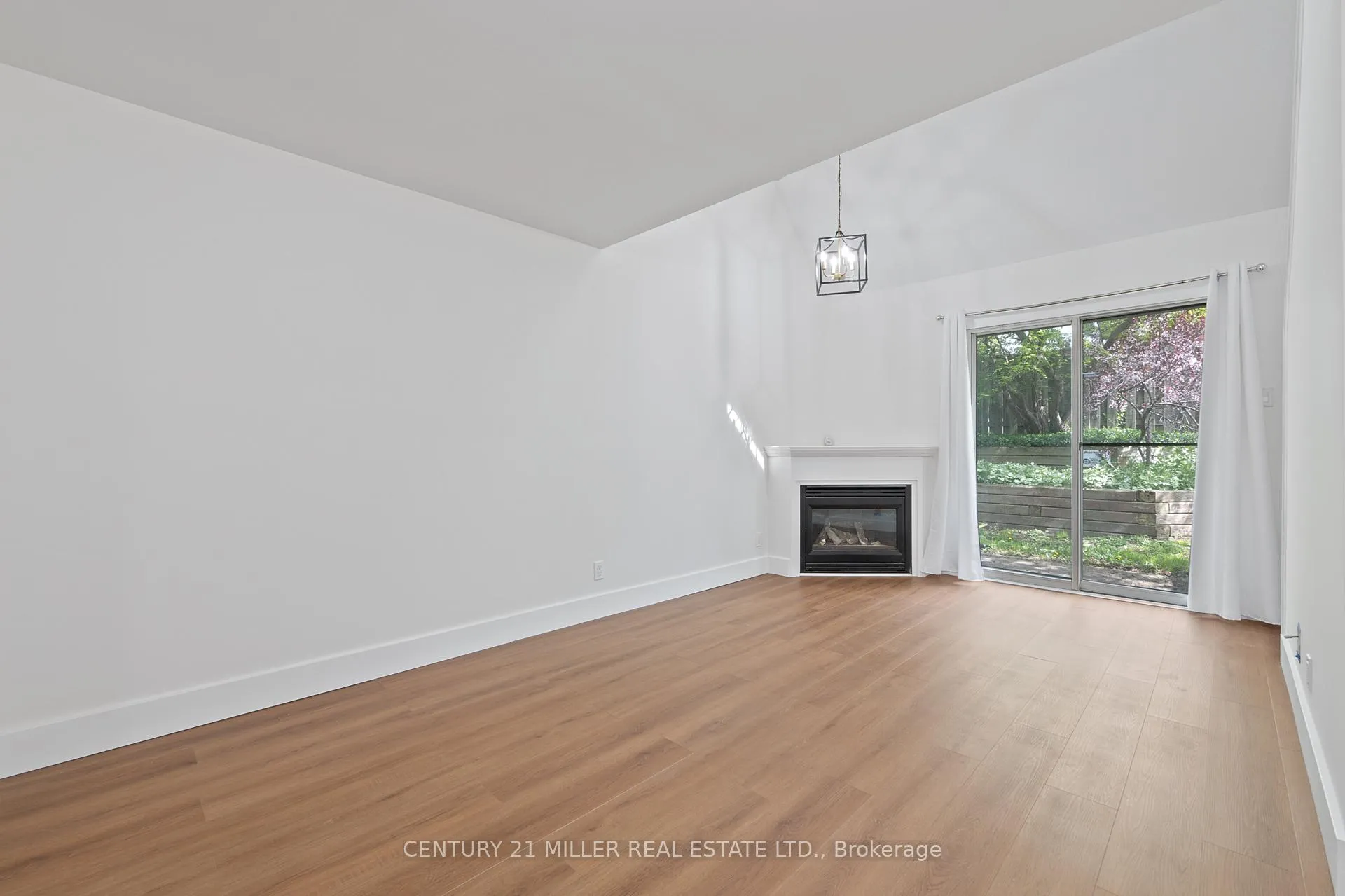 Photo 2 of 41 Valleyview Road, Kitchener, Laurentian Hills — HOMEH