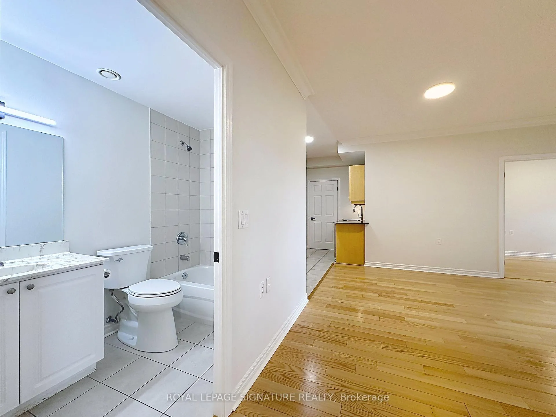 Photo 4 of Unit 210, 15450 Yonge Street, Aurora, Aurora Village — HOMEH