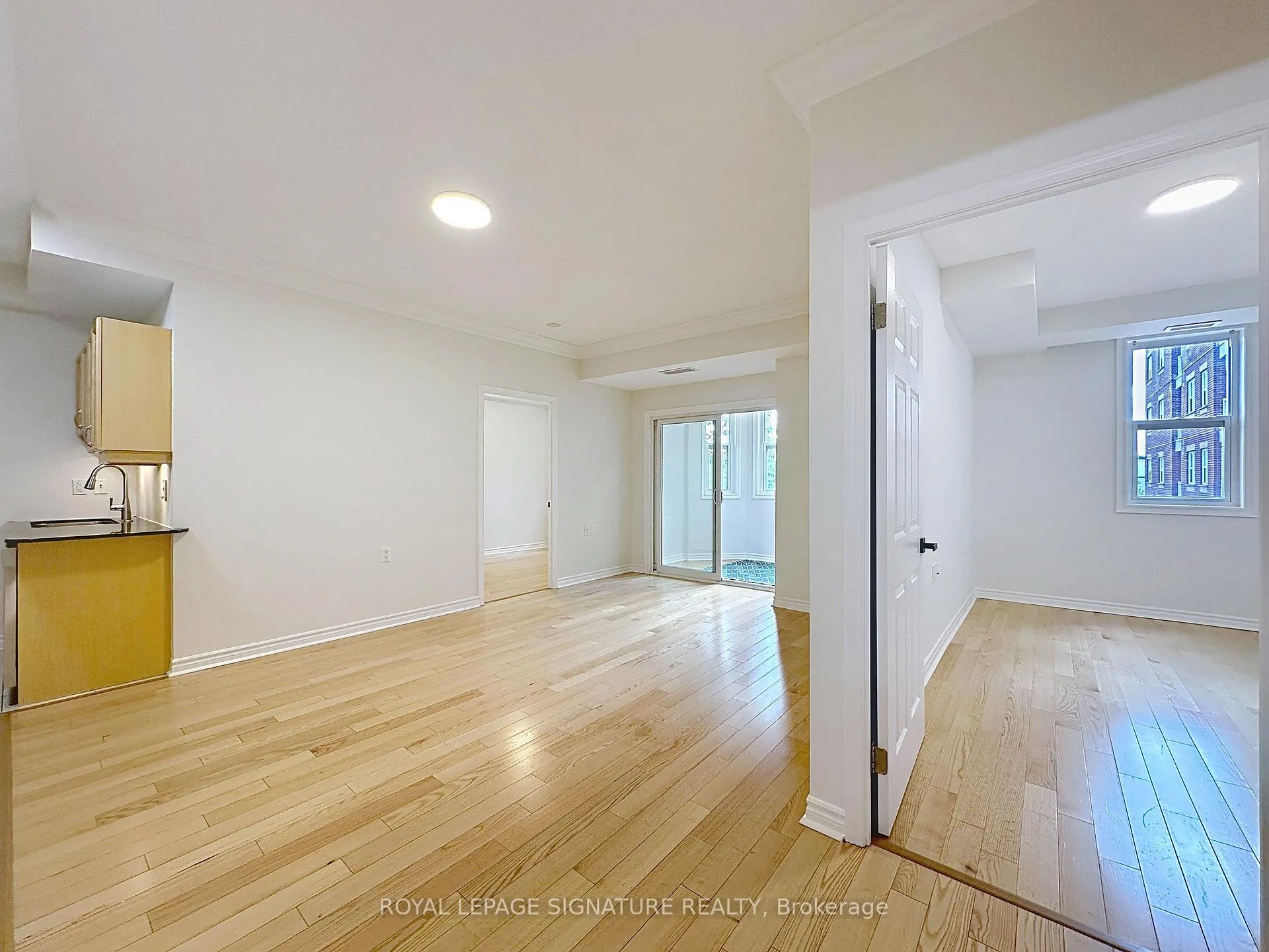 Photo 5 of Unit 210, 15450 Yonge Street, Aurora, Aurora Village — HOMEH
